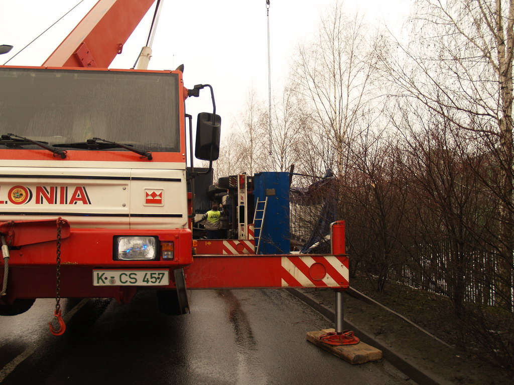 LKW Anhaenger umgekippt Koeln Niehl Geestemuenderstr Industriestr P38.JPG